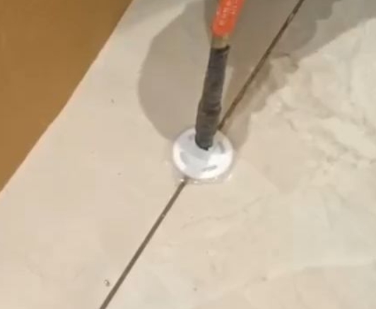 深圳市瓷砖空鼓维修公司专业解答瓷砖在铺贴过程中，如果没有涂抹均匀到位的粘结材料（如水泥砂浆或瓷砖胶），可能会导致以下问题
