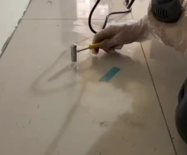 深圳市瓷砖开裂维修公司专业分享瓷砖在铺贴前如果没有沥干水分，将会导致以下问题