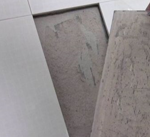 深圳市瓷砖空鼓维修公司分享瓷砖铺贴时如果打浆（即涂抹在瓷砖背面和基层上的砂浆或瓷砖胶）过少，会带来以下问题