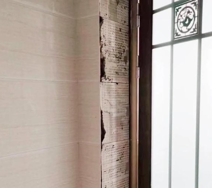 深圳市瓷砖空鼓免砸砖维修公司分享吸水砖泡水时间不够或过长都会对瓷砖铺贴效果产生影响